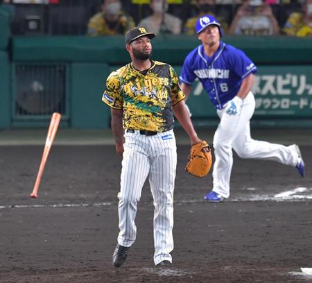 　１１回、平田にソロを浴びるアルカンタラ（撮影・神子素慎一）