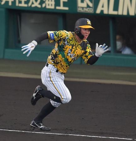 　２回、糸原は陽川の右飛で三塁に戻れずアウト（撮影・神子素慎一）