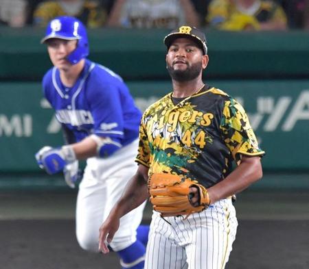 　１１回、三ツ俣に勝ち越し犠飛を許すアルカンタラ（撮影・神子素慎一）