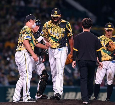 　１１回、降板するアルカンタラ（撮影・山口登）