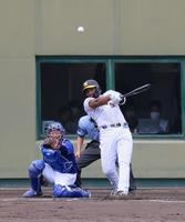 　３回、左中間を破る適時二塁打を放つロドリゲス（撮影・石湯恒介）