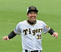 　練習中、リラックスとした表情を見せる才木（撮影・山口登）