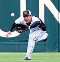 　ノックを受ける陽川（撮影・山口登）