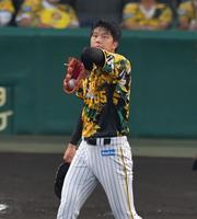 　２回、先制を許し汗をぬぐう才木（撮影・神子素慎一）