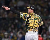 　６回、ピンチを切り抜けた才木は引き揚げる野手陣に合図を送る（撮影・田中太一）