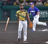 　１１回、平田にソロを浴びるアルカンタラ（撮影・神子素慎一）