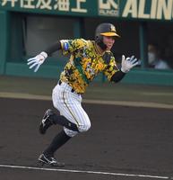 　２回、糸原は陽川の右飛で三塁に戻れずアウト（撮影・神子素慎一）