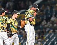 　１１回、平田にソロを許しうなだれるアルカンタラ（撮影・田中太一）