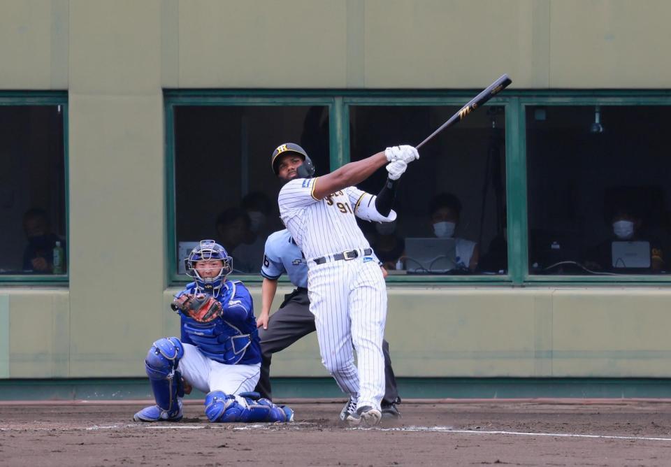 　３回、左中間を破る適時二塁打を放つロドリゲス（撮影・石湯恒介）