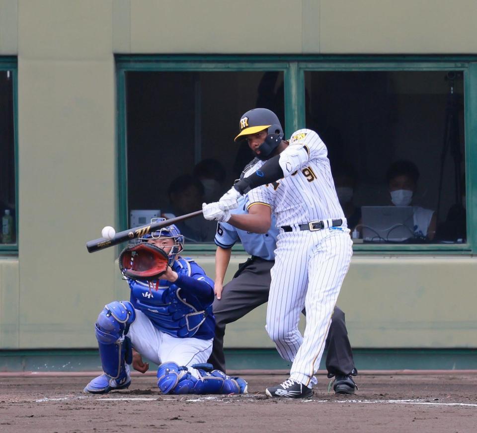 　３回、左中間を破る適時二塁打を放つロドリゲス（撮影・石湯恒介）