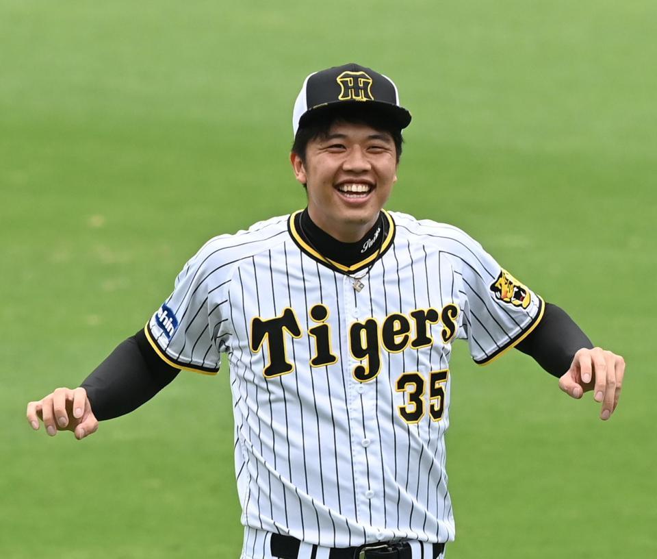 　練習中、リラックスとした表情を見せる才木（撮影・山口登）