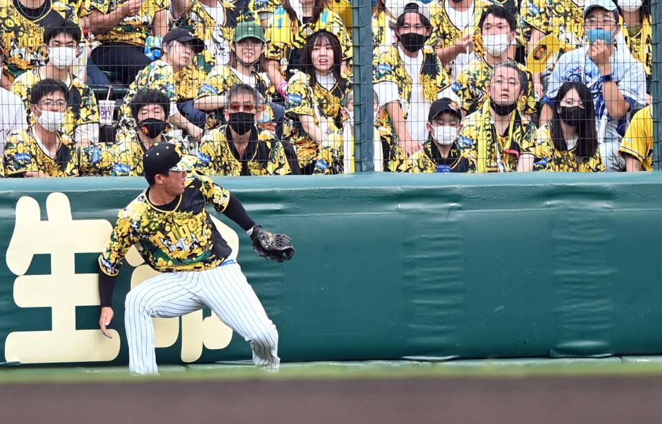 　２回、陽川は高橋周の打球を後逸する（撮影・山口登）