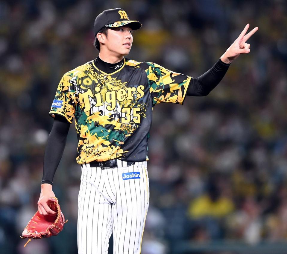 　６回、才木は無失点に抑えベンチに戻る（撮影・山口登）