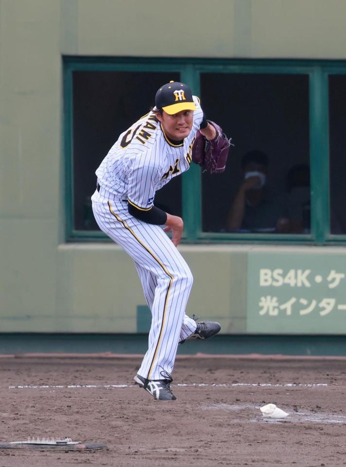 　３回、打球に飛びつく藤浪（撮影・石湯恒介）