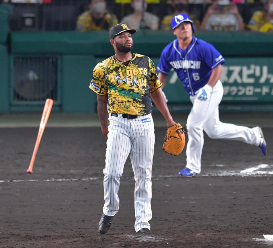 　１１回、平田にソロを浴びるアルカンタラ（撮影・神子素慎一）