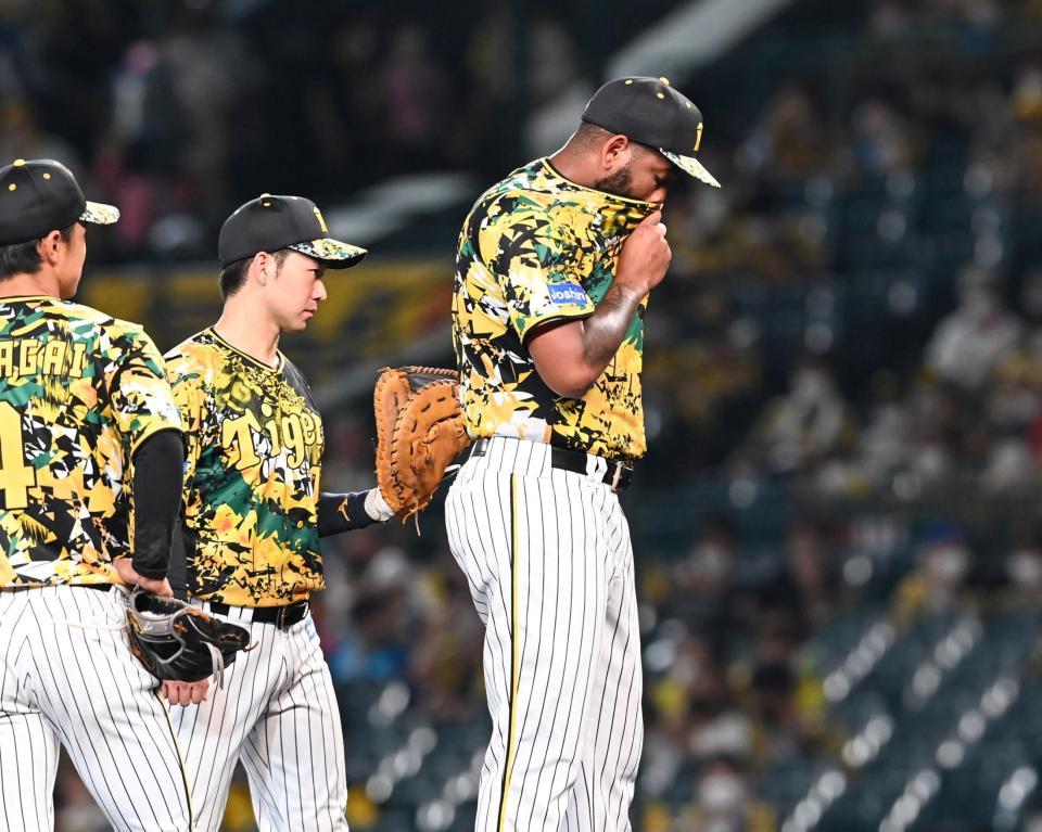 　１１回、平田にソロを許しうなだれるアルカンタラ（撮影・田中太一）