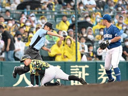 　２回、陽川の右飛で一度は本塁を狙うも、その後三塁に帰塁できずアウトになる三走・糸原（左）。三塁手は三ツ俣（撮影・山口登）