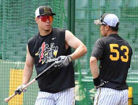 　早出で打撃練習をする佐藤輝（左）と島田（撮影・田中太一）