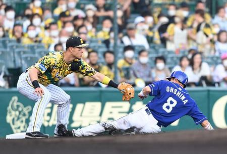 １回、大島は佐藤輝が岡林の打球を後逸し三塁を狙うもアウトになる（撮影・山口登）