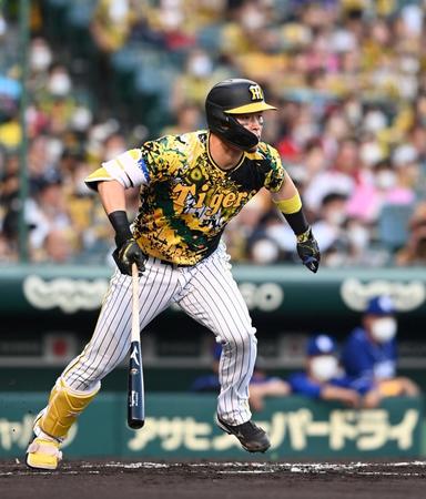 １回、佐藤輝は右前に逆転適時打を放つ（撮影・山口登）