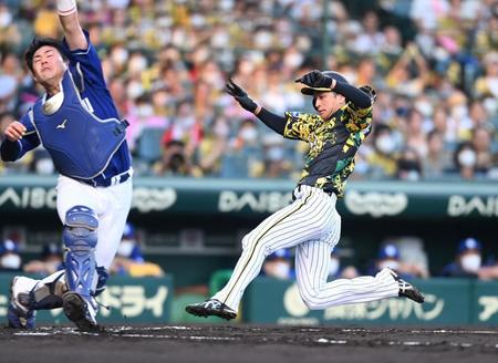 １回、近本は本塁へ盗塁を決める（撮影・山口登）