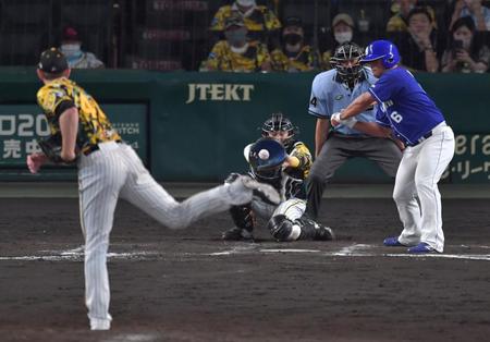 ８回、空振り三振に倒れる平田（撮影・神子素慎一）