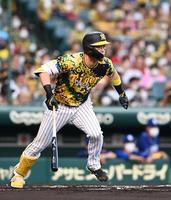 １回、佐藤輝は右前に逆転適時打を放つ（撮影・山口登）