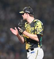 ８回、ガンケルは満塁のピンチを無失点に抑えグラブをたたきながらベンチに戻る（撮影・山口登）