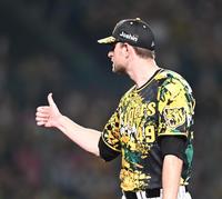 ８回、ガンケルは満塁のピンチを無失点に抑えサムアップポーズを見せる（撮影・山口登）