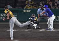 ８回、空振り三振に倒れる平田（撮影・神子素慎一）