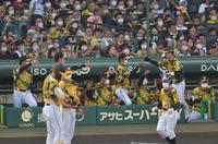 １回、勝ち越しに沸く阪神ベンチ（撮影・神子素慎一）