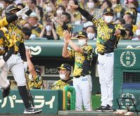 １回、佐藤輝が逆転適時打を放ち、適時打を放ち、ベンチから手をたたく矢野監督（撮影・田中太一）