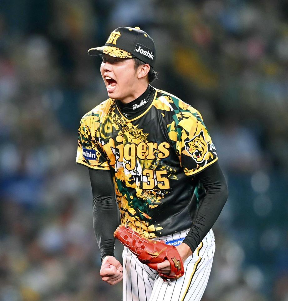 　４回、ピンチで土田を空振り三振に打ち取り、ほえる才木（撮影・山口登）