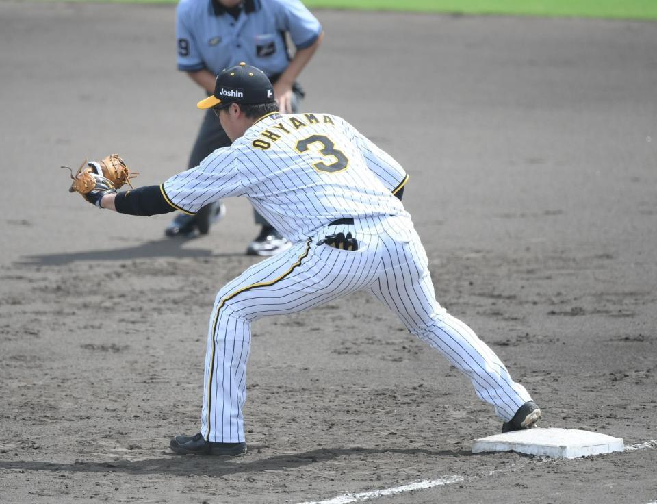 ７回、足を伸ばして一塁で送球を受ける大山（撮影・石井剣太郎）