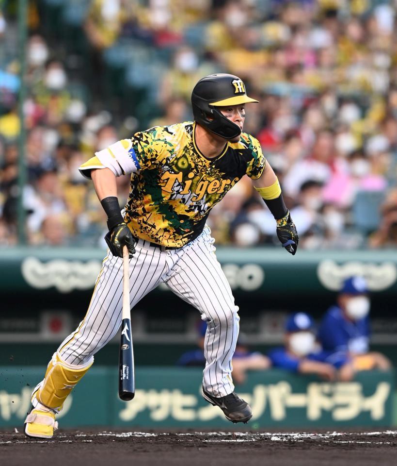 １回、佐藤輝は右前に逆転適時打を放つ（撮影・山口登）