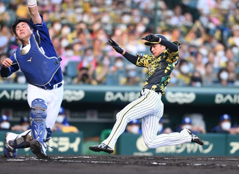 １回、近本は本塁へ盗塁を決める（撮影・山口登）