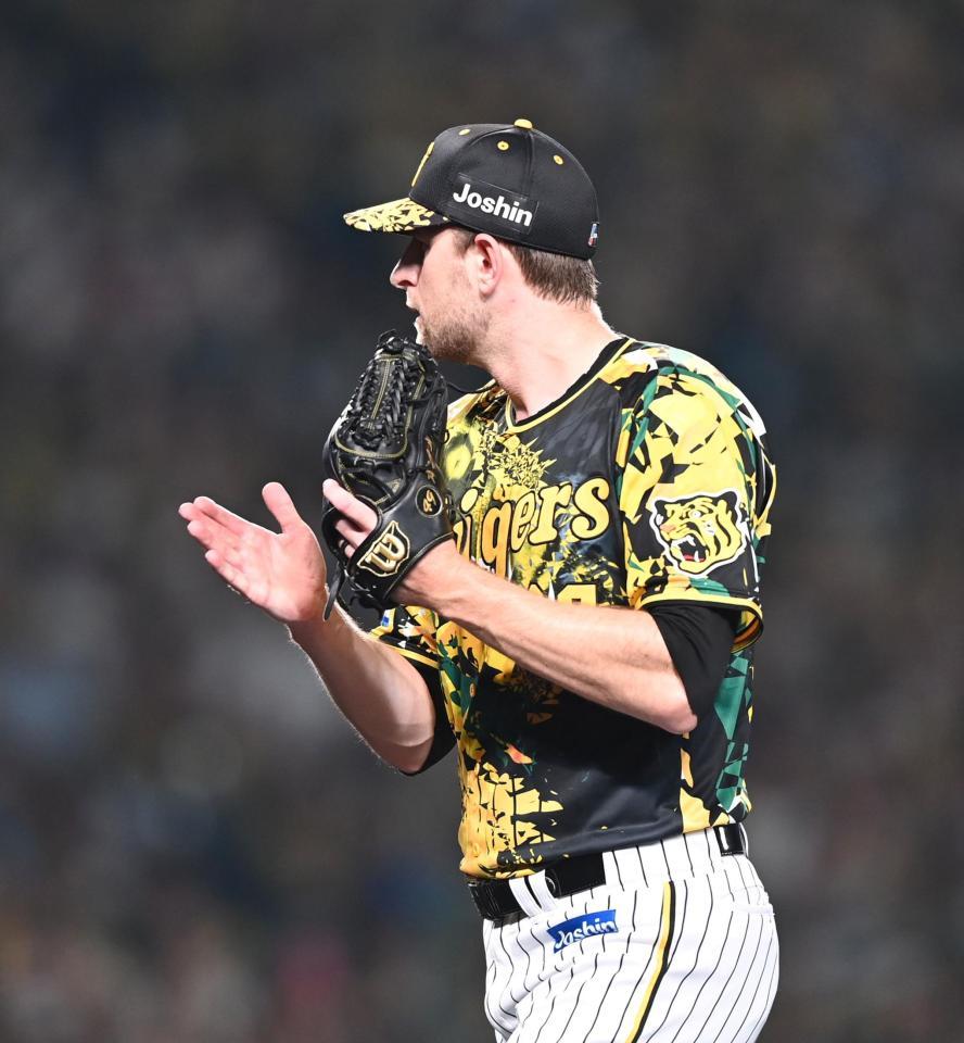 ８回、ガンケルは満塁のピンチを無失点に抑えグラブをたたきながらベンチに戻る（撮影・山口登）