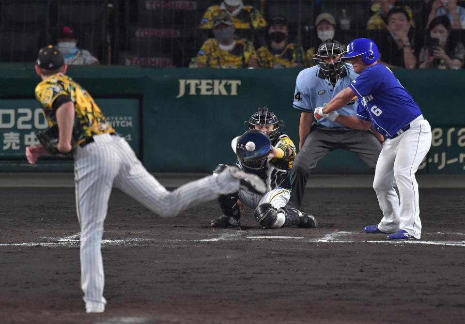 ８回、空振り三振に倒れる平田（撮影・神子素慎一）