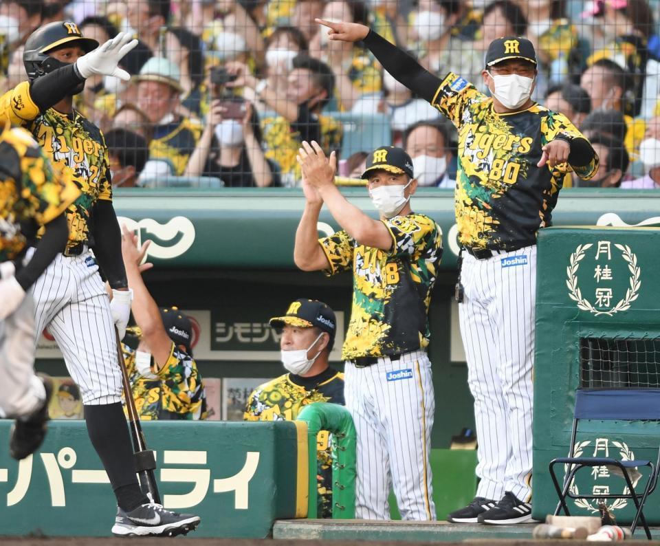 １回、佐藤輝が逆転適時打を放ち、適時打を放ち、ベンチから手をたたく矢野監督（撮影・田中太一）