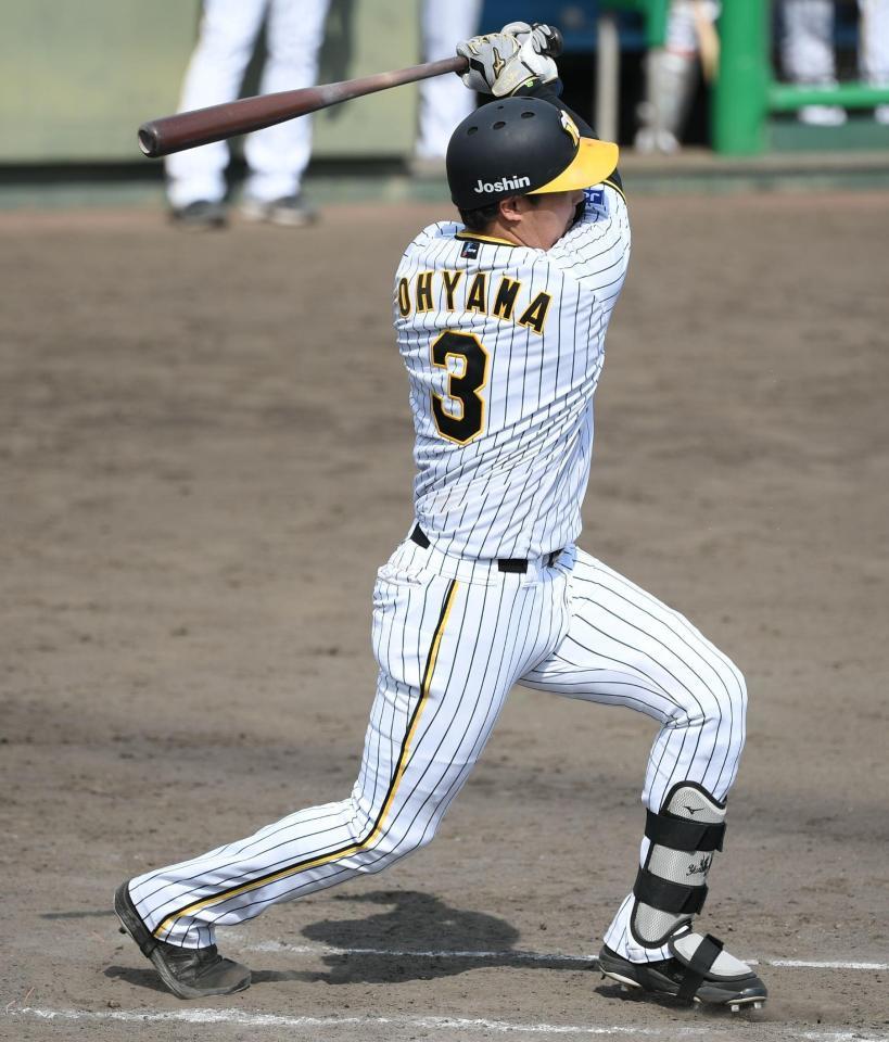 ウエスタン中日戦の８回、左翼ポール際へのファウルを放つ大山（撮影・石井剣太郎）