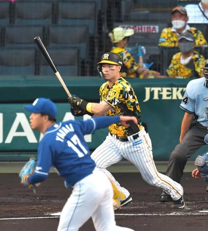 　１回、右前に逆転２点適時打を放つ佐藤輝（撮影・神子素慎一）