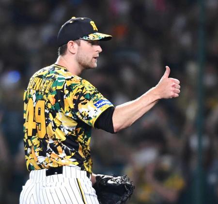 　８回、満塁のピンチを切り抜けサムアップするガンケル（撮影・田中太一）