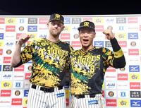 　お立ち台でガンケル（左）とガッツポーズする佐藤輝（撮影・山口登）