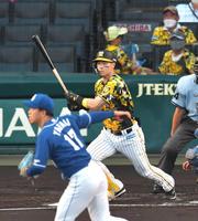 　１回、右前に逆転２点適時打を放つ佐藤輝（撮影・神子素慎一）