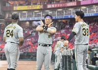 　国歌斉唱後、グラウンドへ向かって×印をする佐藤輝。この直後、中止となる（撮影・田中太一）