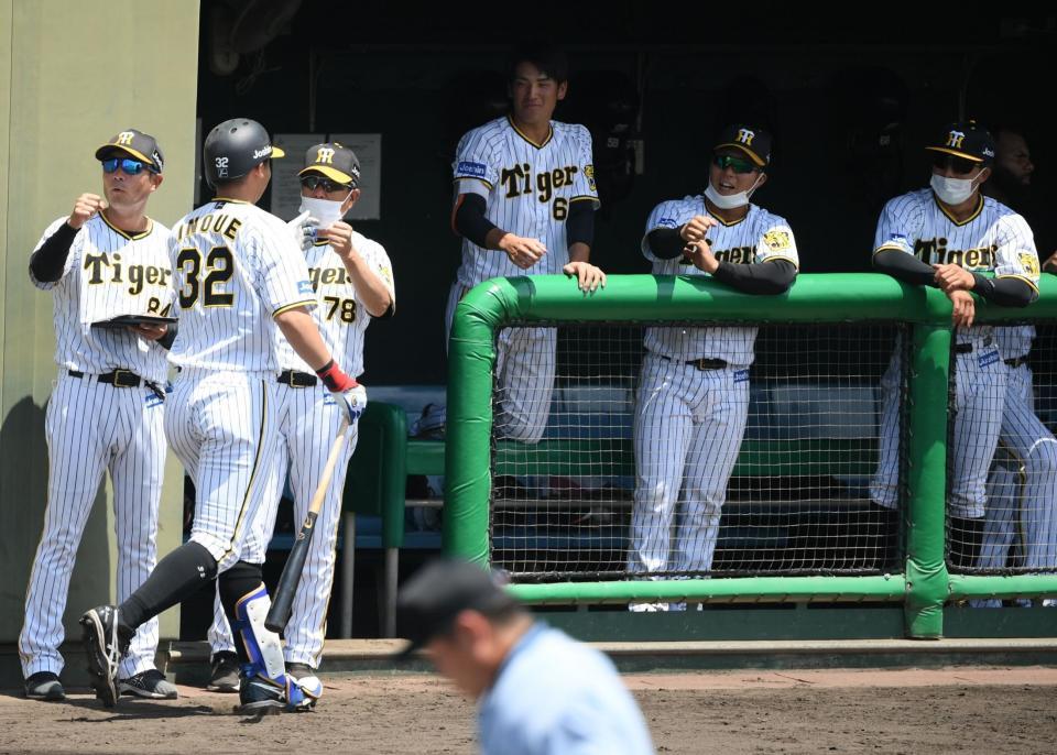 　１回、３ランを放った井上（３２）は平田２軍監督（左から３人目）らとタッチをかわす（撮影・石井剣太郎）