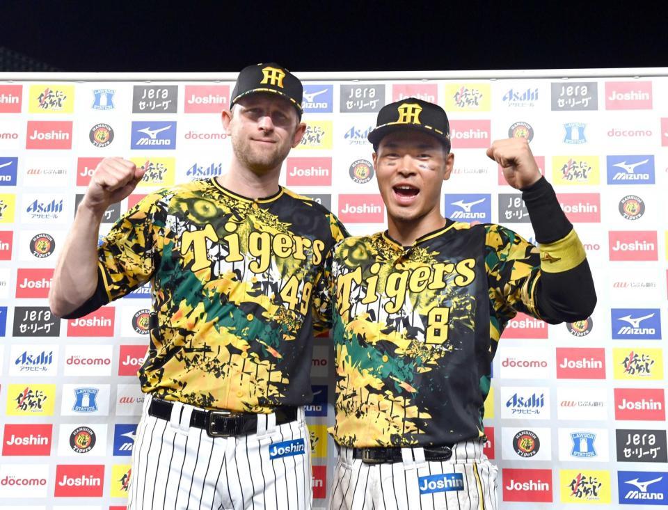 　お立ち台でガンケル（左）とガッツポーズする佐藤輝（撮影・山口登）