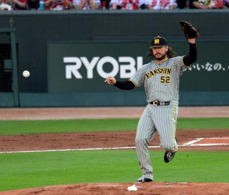 　１回、ウィルカーソンは菊池涼の打球を体に受ける（撮影・山口登）