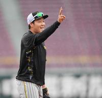 １軍に帰ってきた大山は元気にノックを受ける（撮影・田中太一）