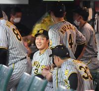 試合前、雨でベンチ待機となりチームメイトと談笑する大山